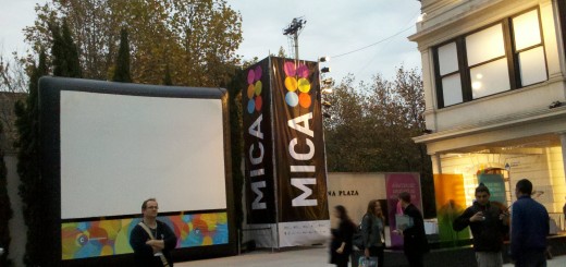 Andrew Dubber (adelante con morral) en MICA 2011